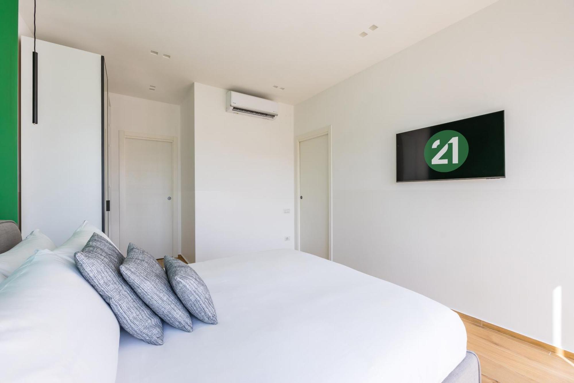 Apartment At Twenty-one - New Exclusive Panoramic Views! Naples